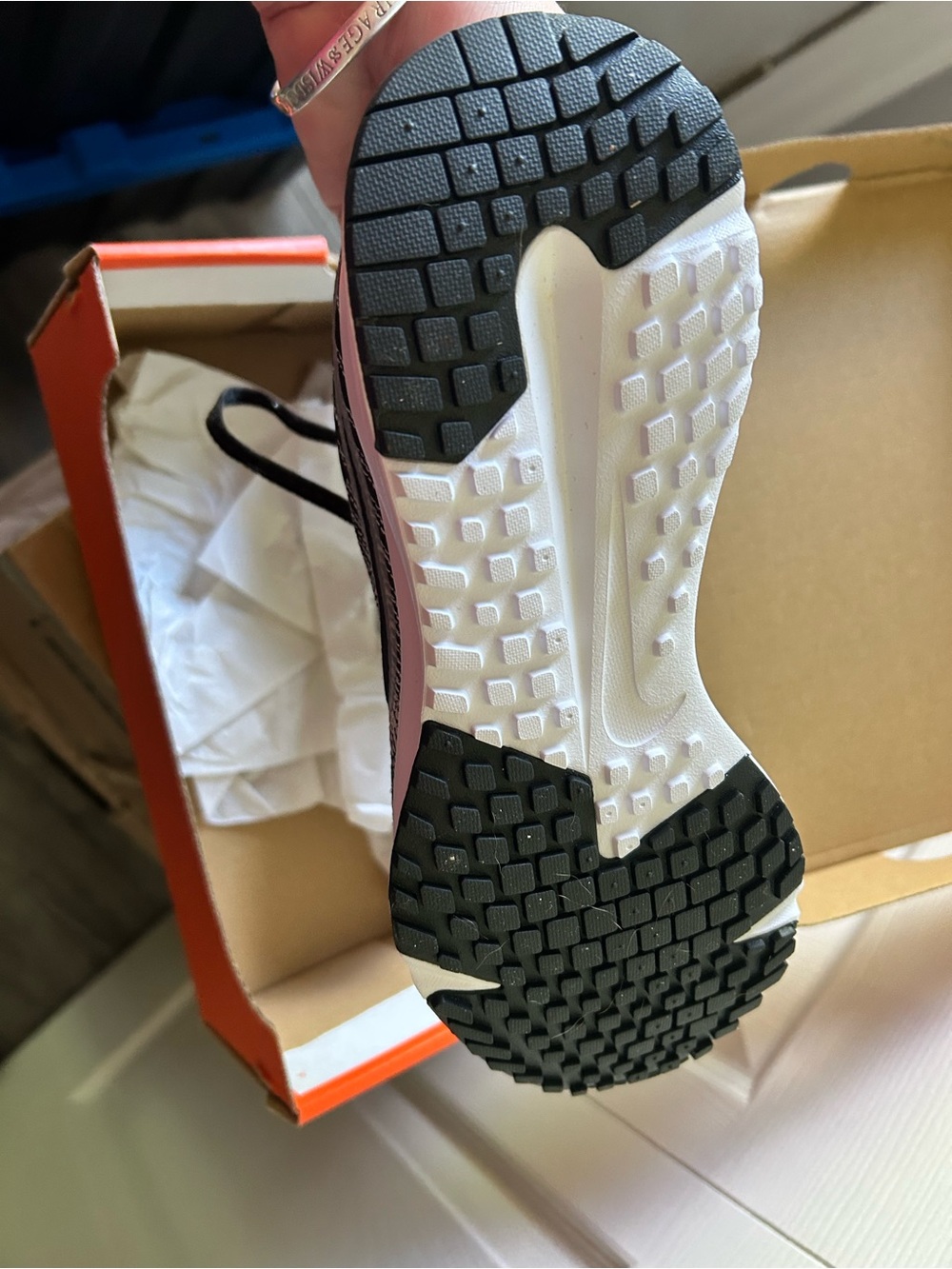 Nike comfortable woman running shoe size 7.5 - Picture 5 of 6